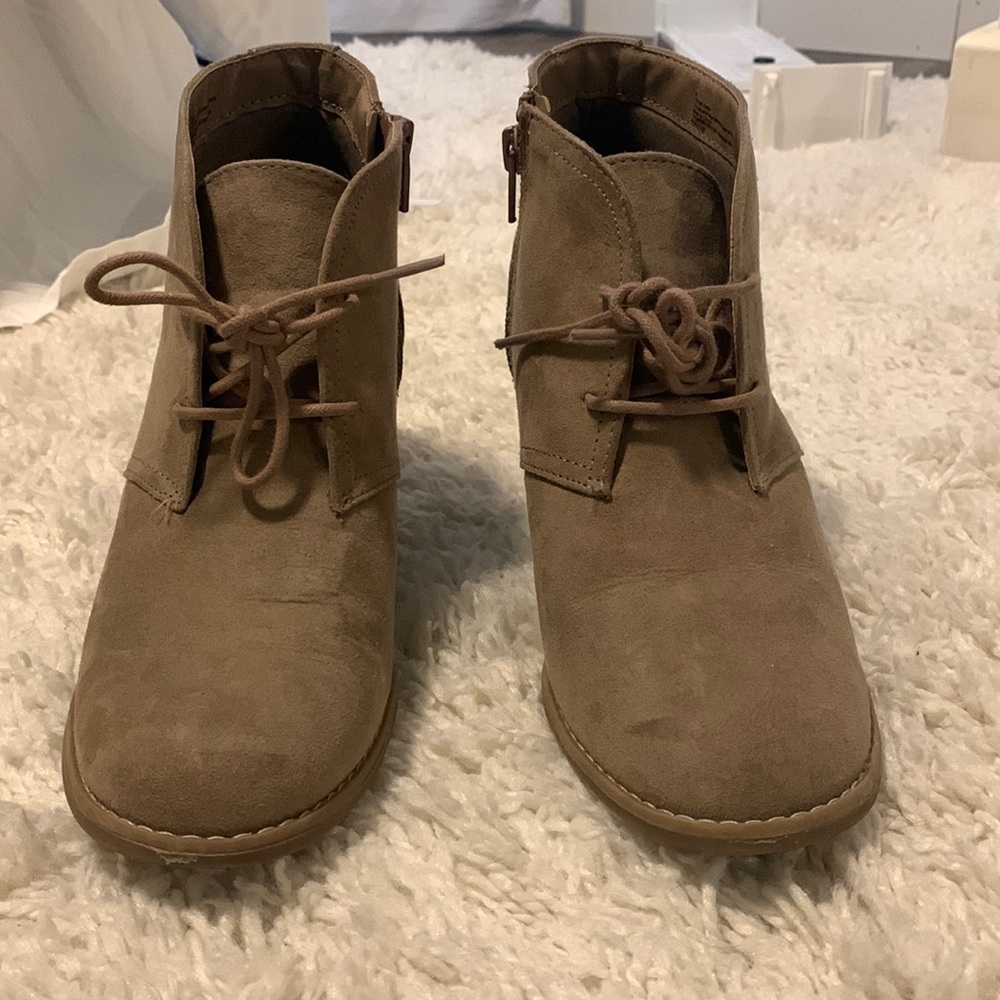Universal Thread wedge boots